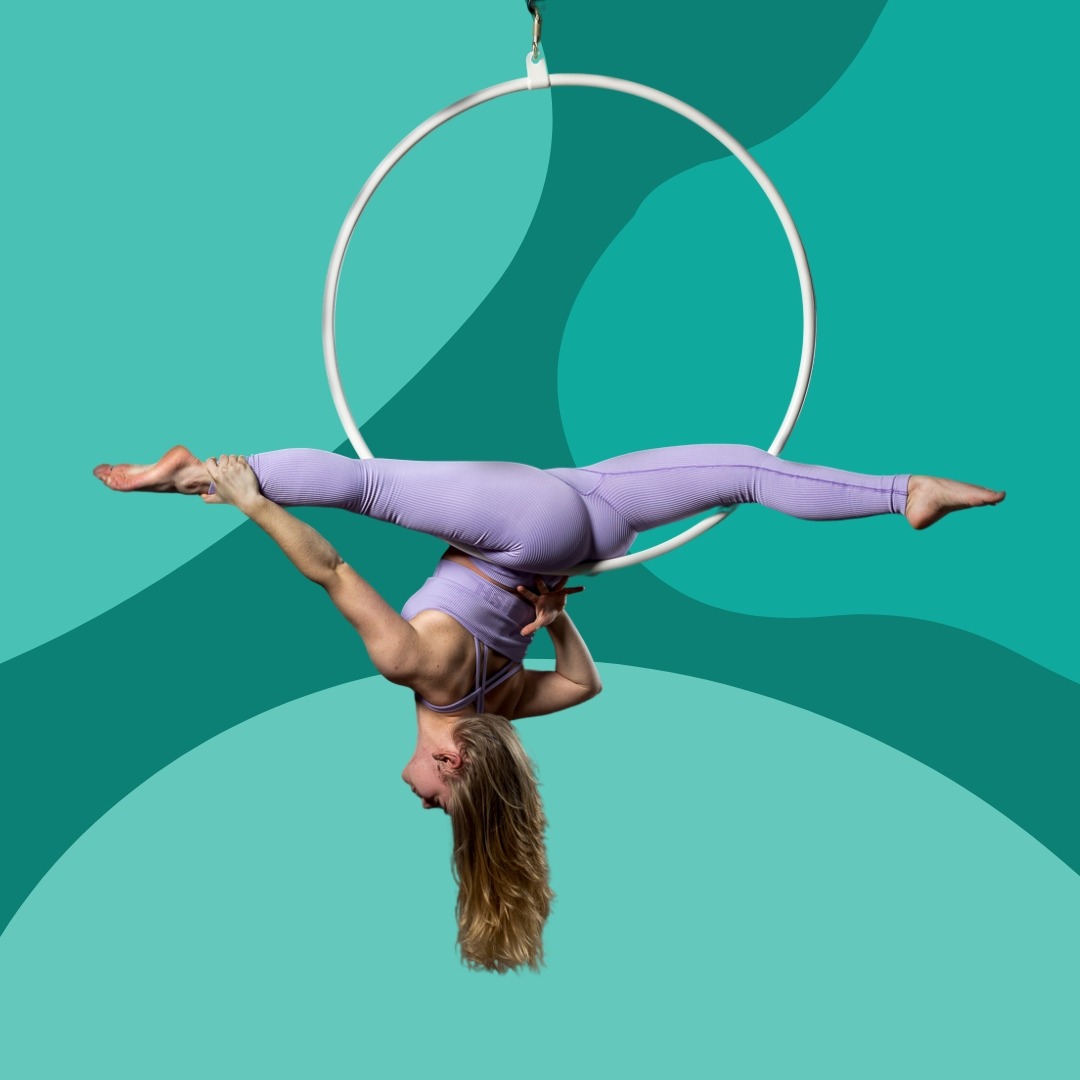 Aerial hoop lessen poses met elegantie tijdens het draaien
